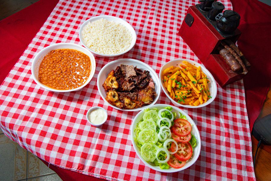 Combo família: feijão, arroz, carne, macarrão e salada em tigelas individuais
