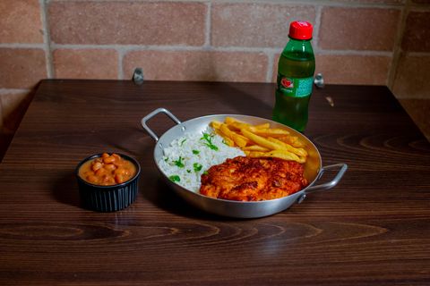 Frango empanado com arroz, feijão e batata frita, servido com refrigerante