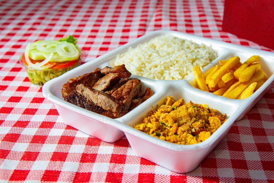 Marmitex executiva com arroz, feijão tropeiro, batata frita e carne