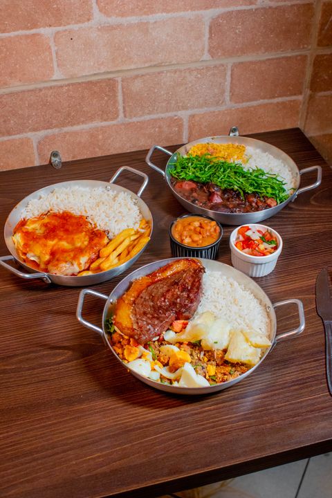 Três panelinhas da Bisa: parmegiana, picanha e contrafilé com acompanhamentos