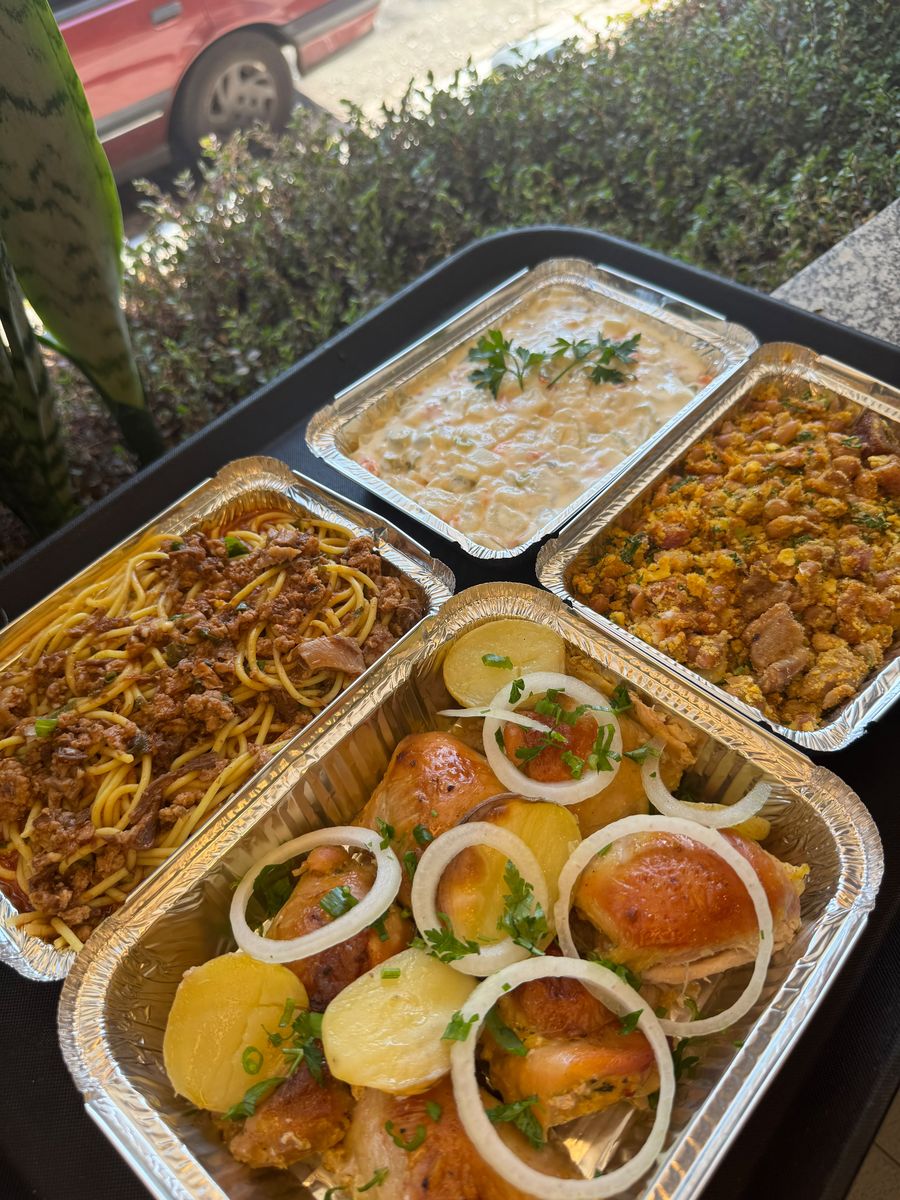 Porções servidas em bandejas: macarrão, gratinado, feijão tropeiro e frango com batatas