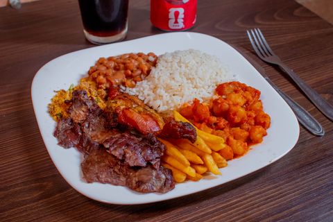 Prato feito com carne, arroz, feijão, farofa, batata frita e vinagrete